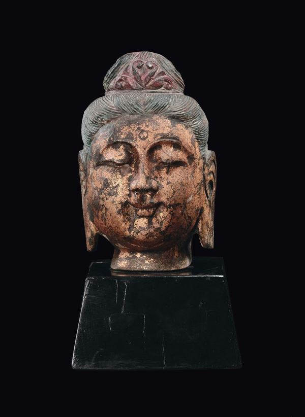 Testa in pietra con tracce di doratura raffigurante volto di Buddha su piedistallo, Cina, Dinastia Ming, XV secolo