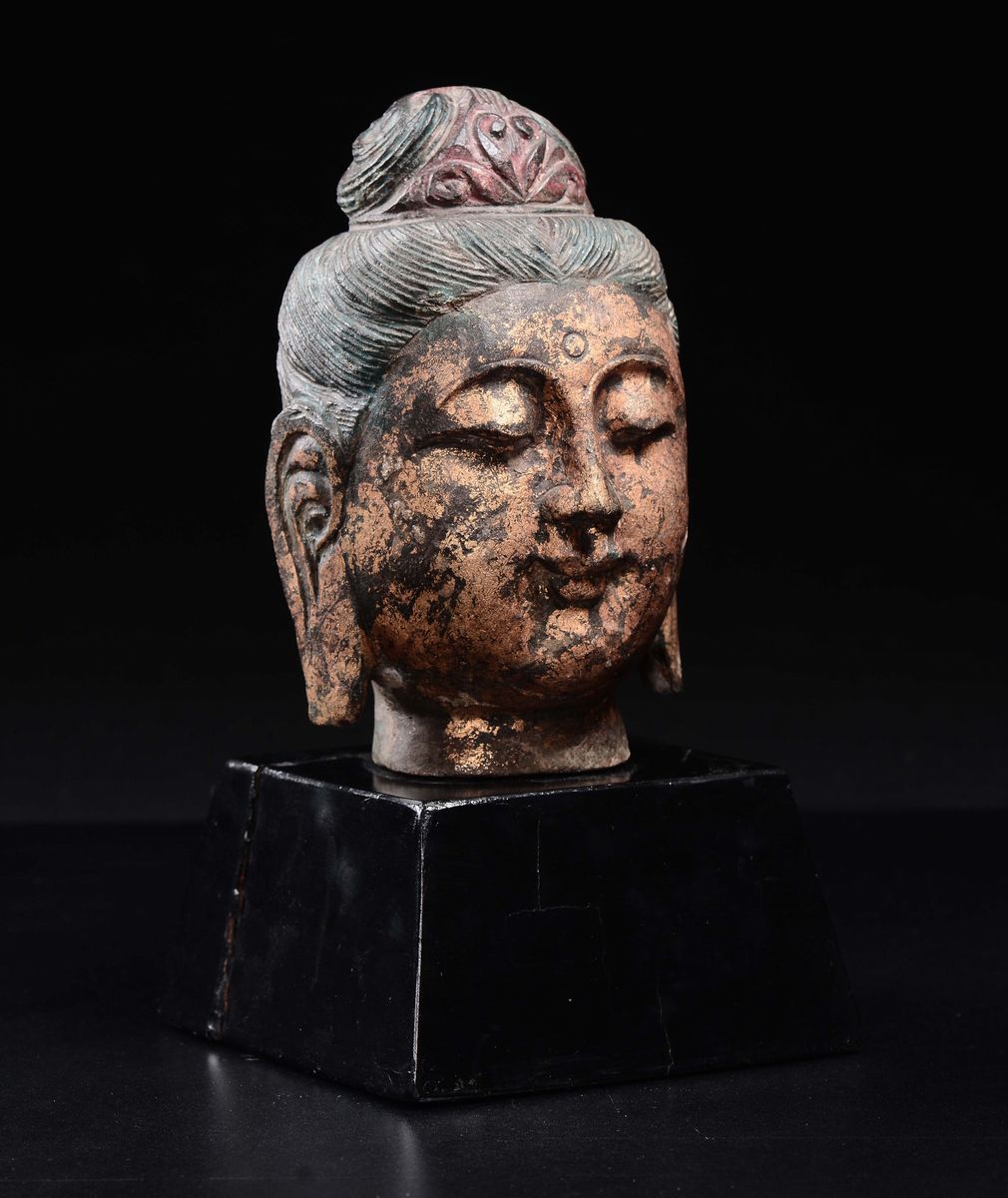Testa in Pietra con Tracce di Doratura Raffigurante Volto di Buddha su Piedistallo, Cina, Dinasti...