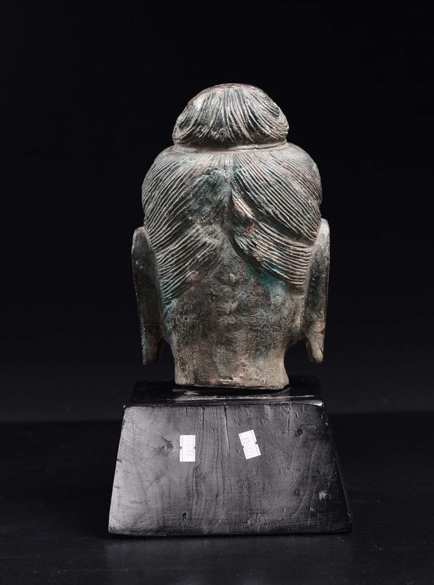 Testa in Pietra con Tracce di Doratura Raffigurante Volto di Buddha su Piedistallo, Cina, Dinasti...