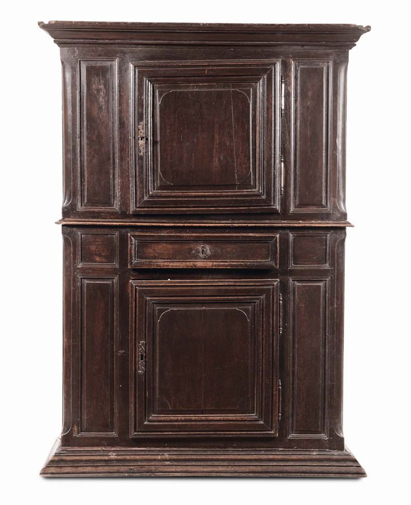Credenza a doppio corpo pannellata, XVIII secolo  - Asta Antiquariato e Dipinti Antichi - I - Cambi Casa d'Aste