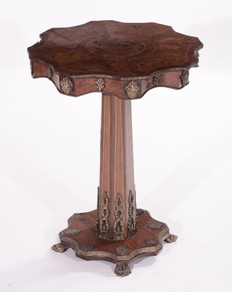 Tavolino lastronato e filettato con piano sagomato  - Asta Antiquariato e Dipinti Antichi - I - Cambi Casa d'Aste