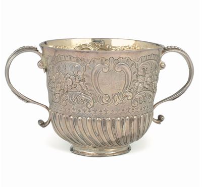 Porringer in Argento Fuso, Sbalzato e Cesellato, Argentiere Edward Wimans, Londra 1698