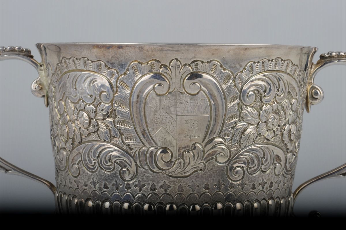 Porringer in Argento Fuso, Sbalzato e Cesellato, Argentiere Edward Wimans, Londra 1698