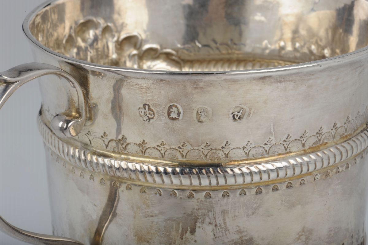 Porringer in Argento Fuso, Sbalzato e Cesellato, Argentiere Robert Timbrell e Joseph Bell I, Lond...