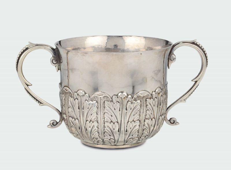 A molten, embossed and chiselled silver Porringer, silversmith WC with star, London 1686  - Auction Fine Silvers - I - Cambi Casa d'Aste