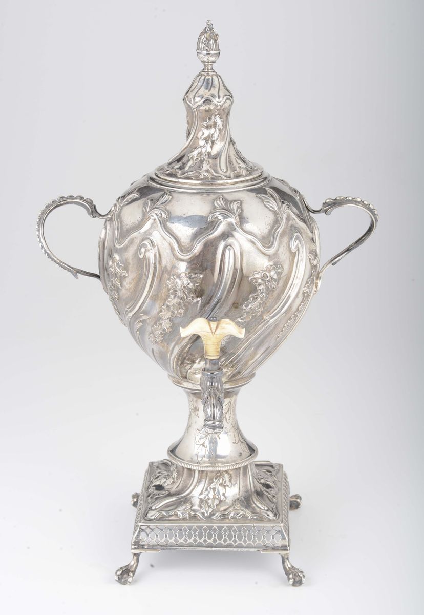 Samovar in Argento Sbalzato, Fuso e Cesellato, Argentiere Louis Black, Londra 1765