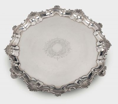 Salver in Argento Fuso, Sbalzato e Cesellato, Argentiere Thomas Gildin, Londra 1747/48