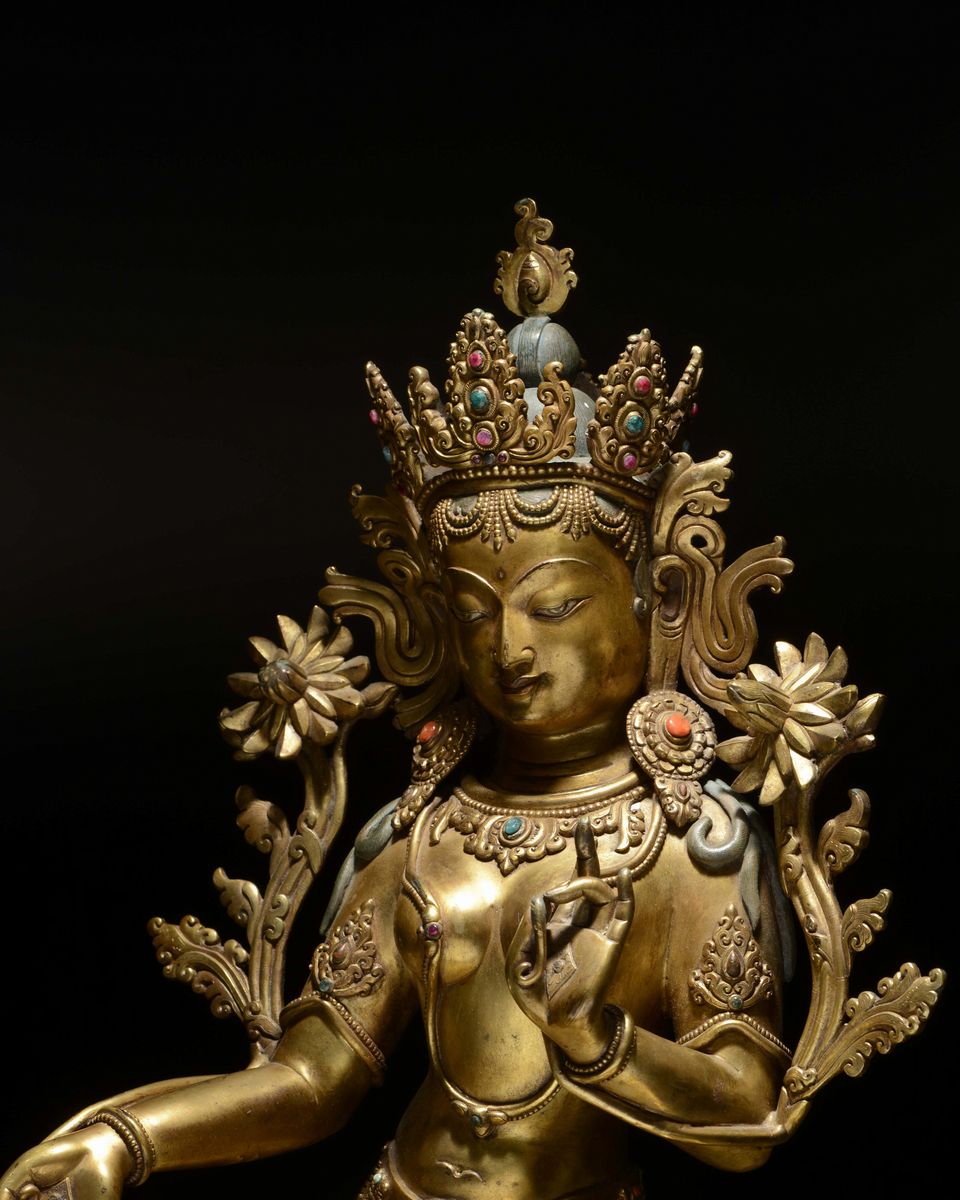 Grande Scultura in Bronzo Dorato Raffigurante Tara Seduta su Doppio Fiore di Loto, Tibet, XIX Sec...