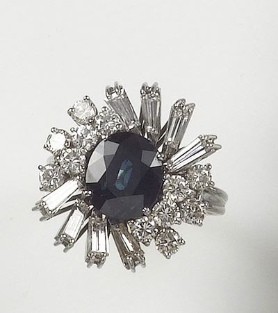 Anello con Zaffiro Basaltico e Diamanti a Contorno