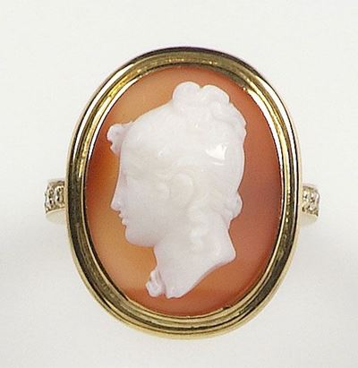 Anello con Cammeo e Diamanti sul Gambo