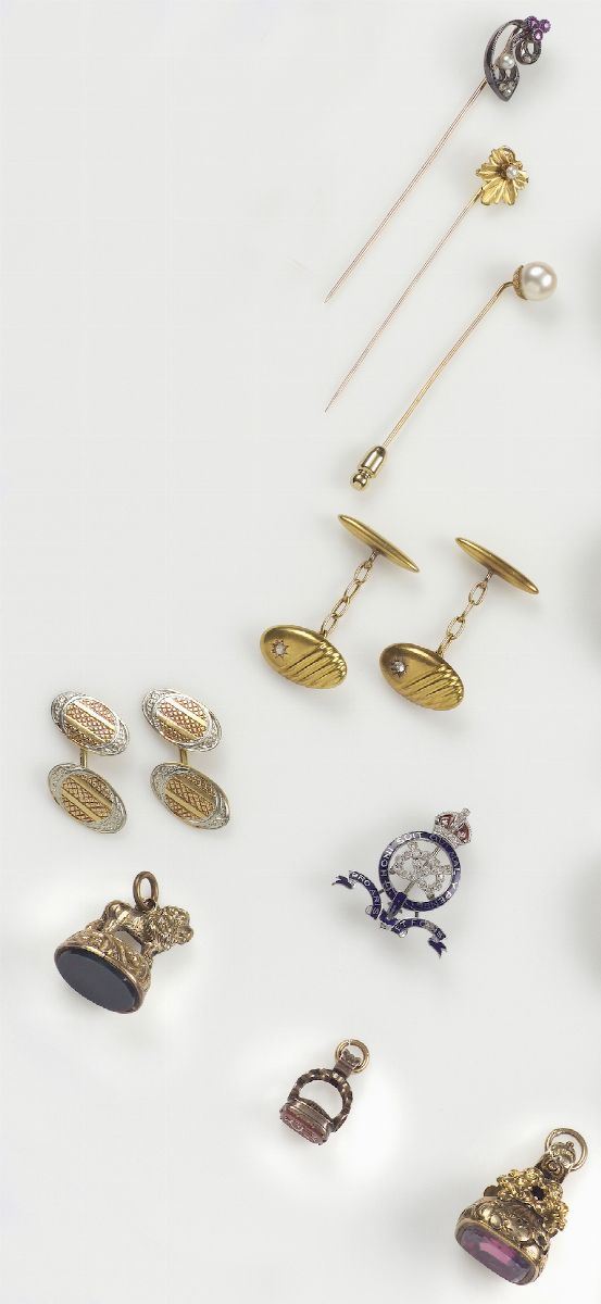 Lotto composto da due paia di bottoni da polso; una spilla Regimental con smalto blu e rosso e tre spilloni da cravatta; tre sigilli  - Auction Antique and Old Masters - I - Cambi Casa d'Aste