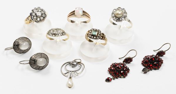 Lotto composto da un paio di orecchini con clair de lune, un paio di orecchini con paste vitree, un pendente con diamante e perlina e cinque anelli