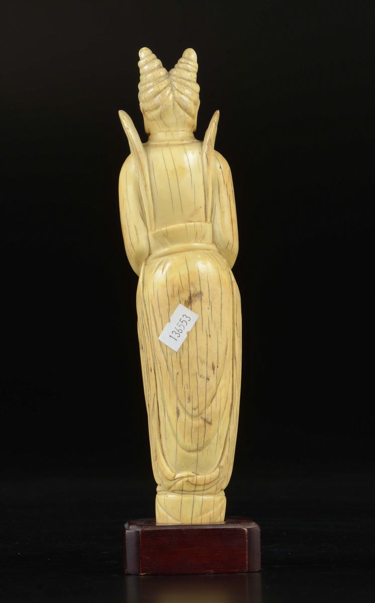 Figura di Guanyin in Avorio con Scaldamano Eretta su Fiore di Loto, Cina, Dinastia Qing, XIX Seco...