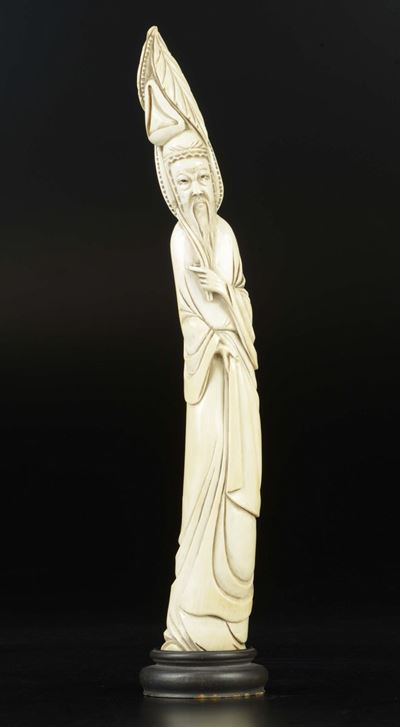 Figura di Saggio con Barba e Copricapo Scolpita in Avorio, Cina, Inizio XX Secolo