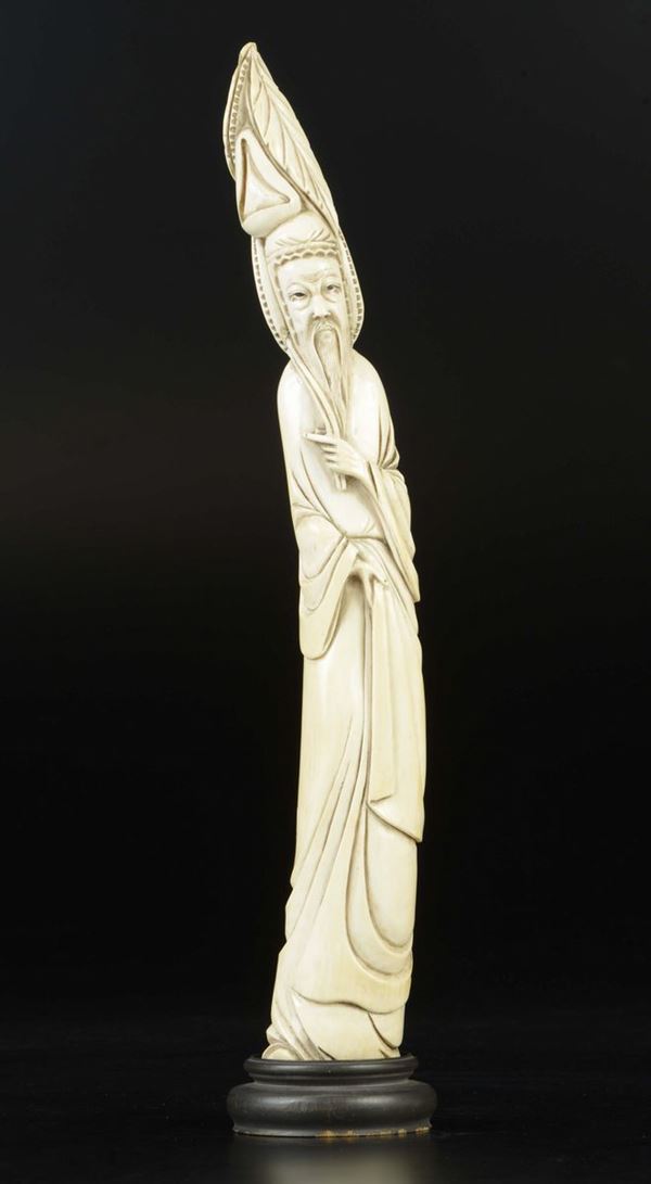 Figura di saggio con barba e copricapo scolpita in avorio, Cina, inizio XX secolo