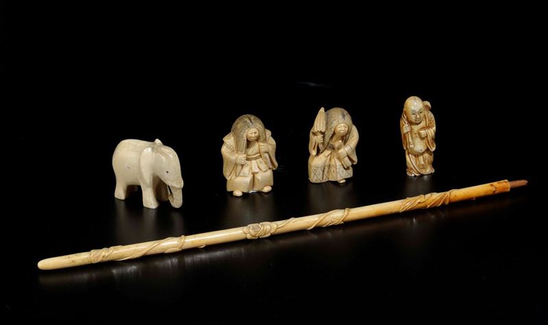 Lotto composto da quattro piccoli netsuke ed un bastone in avorio, Cina, inizio XX secolo  - Asta Chinese Works of Art - Cambi Casa d'Aste