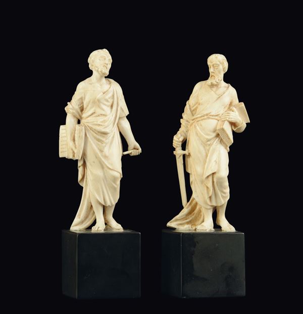 Gruppo di due figure in avorio scolpito raffiguranti i santi Pietro e Paolo, artista barocco italiano (Roma?) XVII secolo