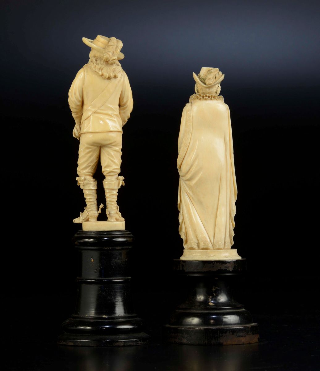 Gruppo di Due Figure in Avorio Scolpito Raffiguranti Personaggi Storici su Basi Tornite in Legno ...