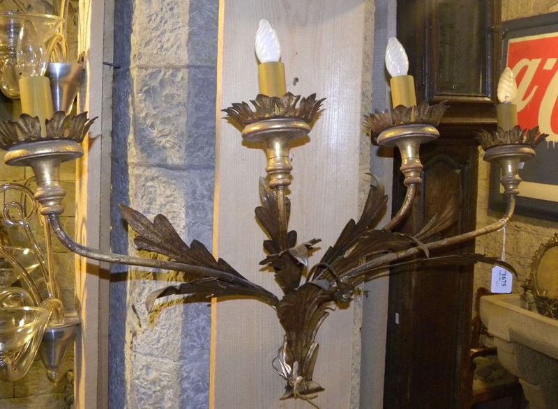 Grande applique a quattro fiamme di stile XVII/XVIII secolo in metallo e legni dorati  - Auction Antique and Old Masters - I - Cambi Casa d'Aste