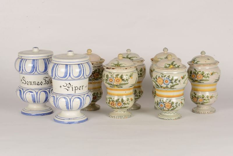 Coppia di vasi da farmacia con coperchi in maiolica- invetriata bianca  - Auction Antique and Old Masters - I - Cambi Casa d'Aste