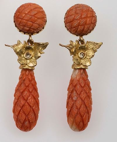 Orecchini Pendenti con Corallo Inciso