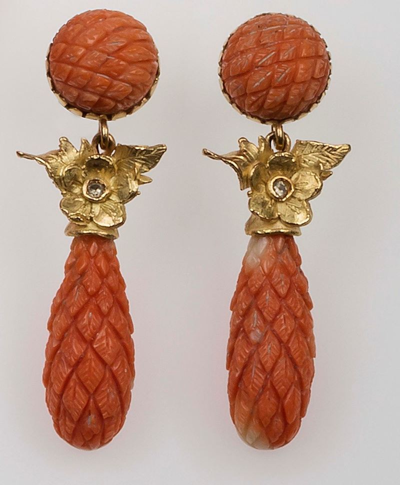 Pair of carved coral and gold pendent earrings  - Auction Fine Jewels - II - Cambi Casa d'Aste