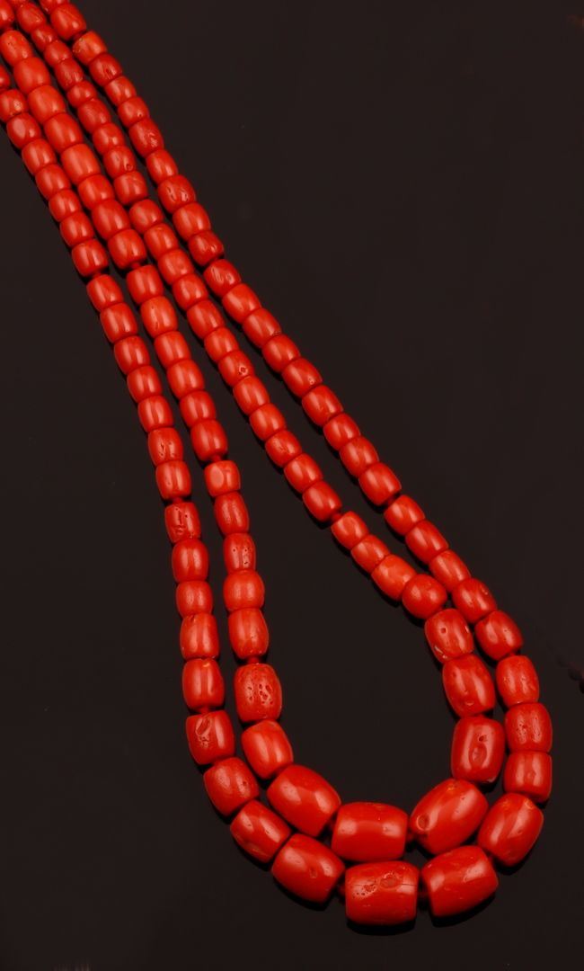 Two strands of coral beads graduating with gold clasp  - Auction Fine Coral Jewels - I - Cambi Casa d'Aste