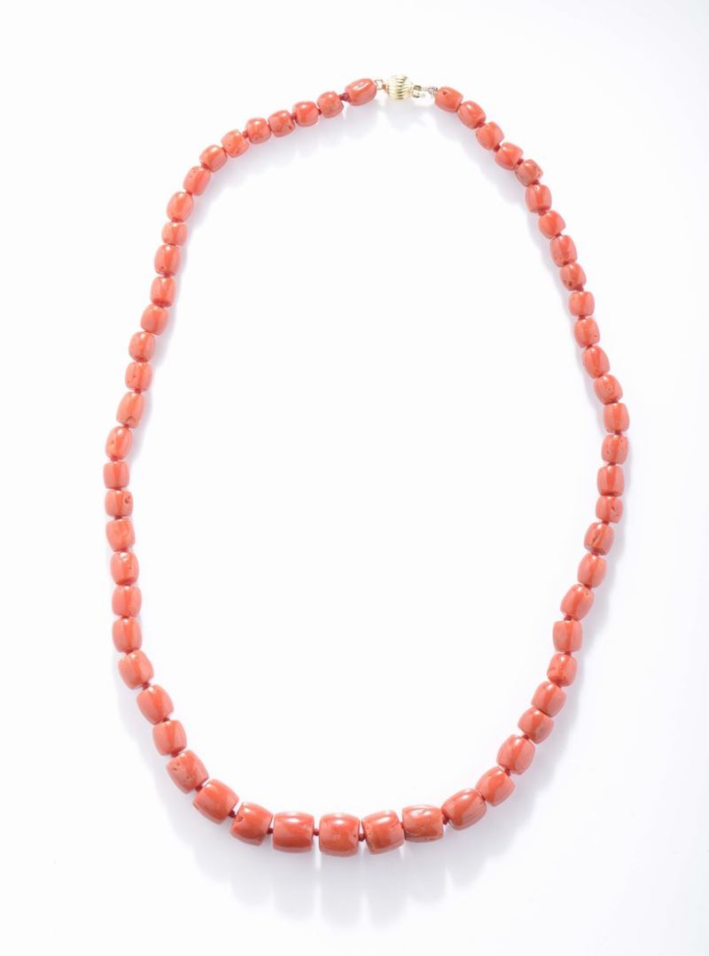 A graduated coral beads necklace  - Auction Fine Jewels - II - Cambi Casa d'Aste