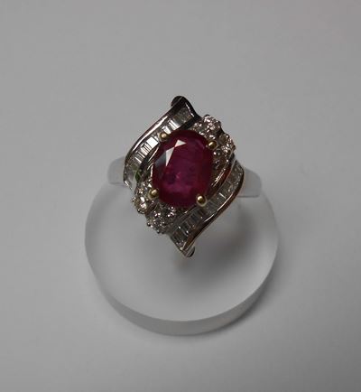 Anello con Rubino Taglio Ovale e Piccoli Diamanti