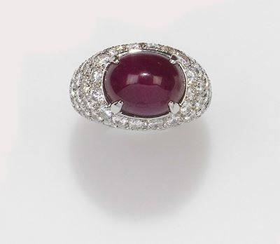 Anello con Rubino Taglio Cabochon e Pavé di Diamanti