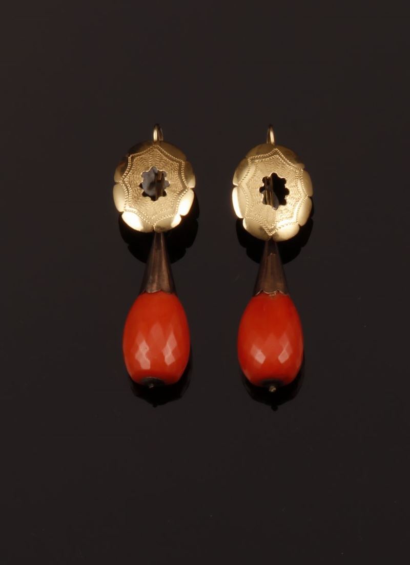 Pair of coral and gold pendant earrings  - Auction Fine Coral Jewels - Cambi Casa d'Aste