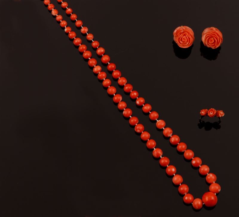 A carved coral parure comprising necklace, ring and a pair of earrings  - Auction Fine Coral Jewels - Cambi Casa d'Aste