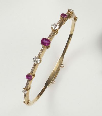 Bracciale Rigido con Rubini Sintetici
