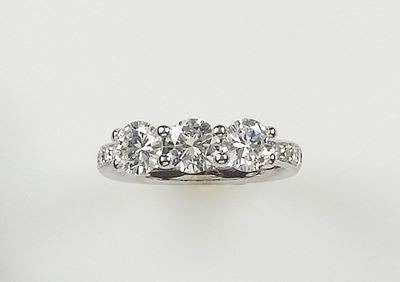 Anello con Tre Diamanti e Piccoli Diamanti sul Gambo