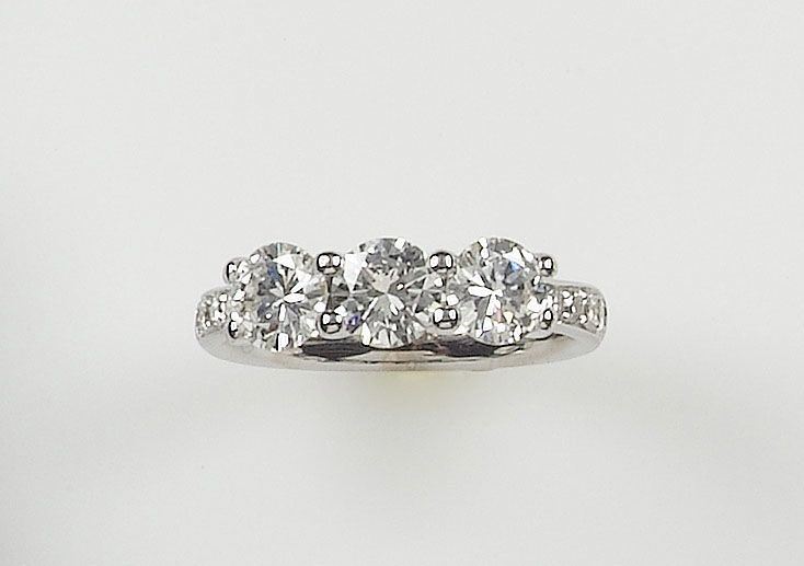 Anello con tre diamanti e piccoli diamanti sul gambo  - Auction Antique and Old Masters - I - Cambi Casa d'Aste