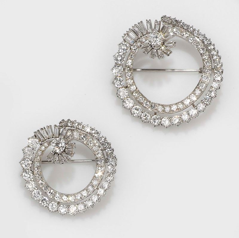 Coppia di spille con diamanti taglio rotondo a brillante e diamanti taglio baguette  - Asta Fine Jewels - II - Cambi Casa d'Aste