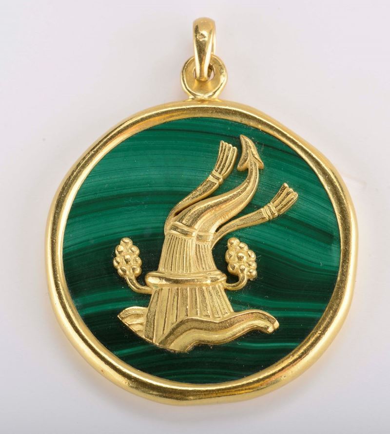 Van Cleef & Arpels. A malachite and gold pendant, signed VCA Paris numbered B1112 D3  - Auction Fine Jewels - II - Cambi Casa d'Aste