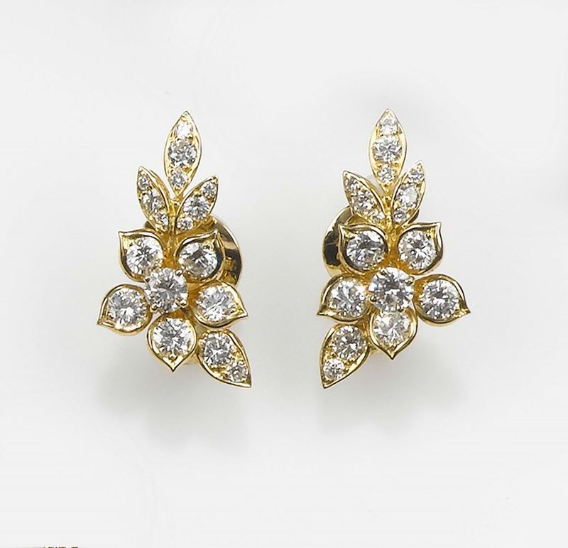 Van Cleef & Arpels. A pair of diamond and gold earrings. Signed Van Cleef & Arpels, numbered 28991  - Auction Fine Jewels - Cambi Casa d'Aste