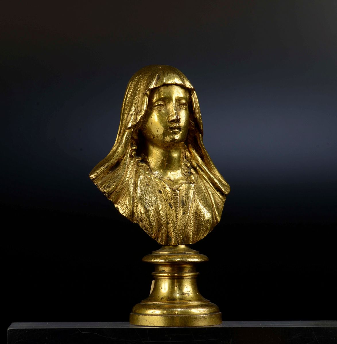 Figura Femminile in Bronzo Fuso, Cesellato e Dorato, Arte Italiana, Probabilmente Roma, XVII-XVII...