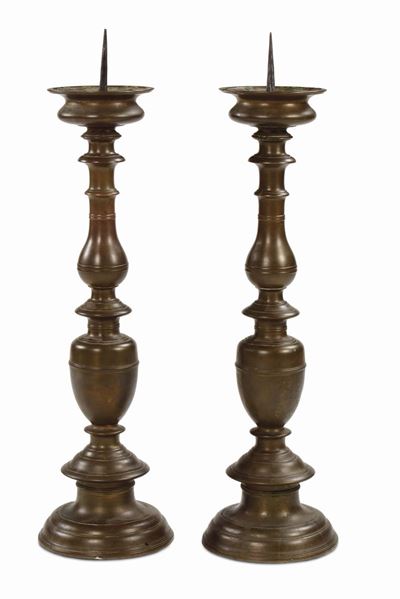 Coppia di Alti Candelieri Barocchi in Bronzo Fuso e Tornito, Toscana XVII Secolo
