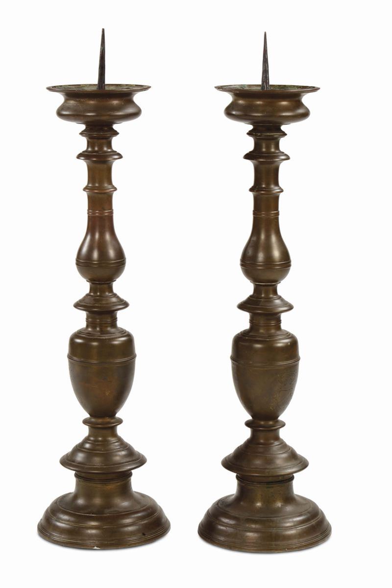 Coppia di alti candelieri barocchi in bronzo fuso e tornito, Toscana XVII secolo  - Asta Scultura e Oggetti d'Arte - Cambi Casa d'Aste