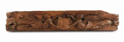 Frontone in Legno Scolpito con Figure Alate che Sorreggono Stemma, Scultore D'oltralpe del XVI Se...