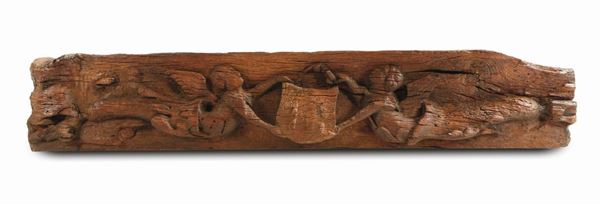 Frontone in legno scolpito con figure alate che sorreggono stemma, scultore d'oltralpe del XVI secolo