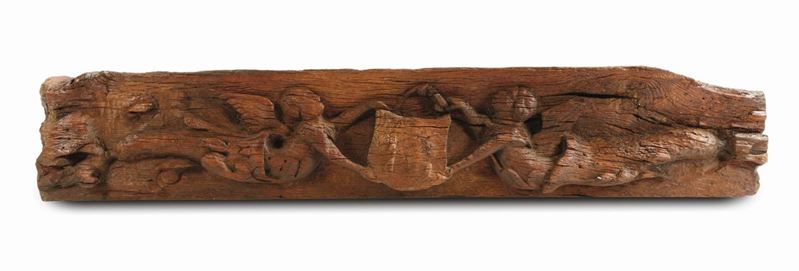 Frontone in legno scolpito con figure alate che sorreggono stemma, scultore d'oltralpe del XVI secolo  - Asta Scultura e Oggetti d'Arte - Cambi Casa d'Aste