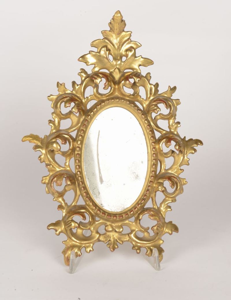 Piccola specchiera in legno scolpito e dorato, XX secolo  - Auction Antique and Old Masters - I - Cambi Casa d'Aste