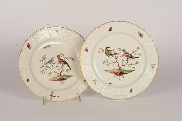 Coppia di piatti in porcellana policroma, XIX secolo