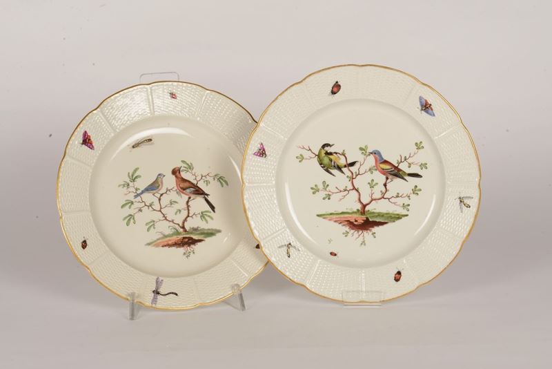 Coppia di piatti in porcellana policroma, XIX secolo  - Asta Arredi dalle dimore degli eredi Ercole Marelli e altre provenienze - Cambi Casa d'Aste