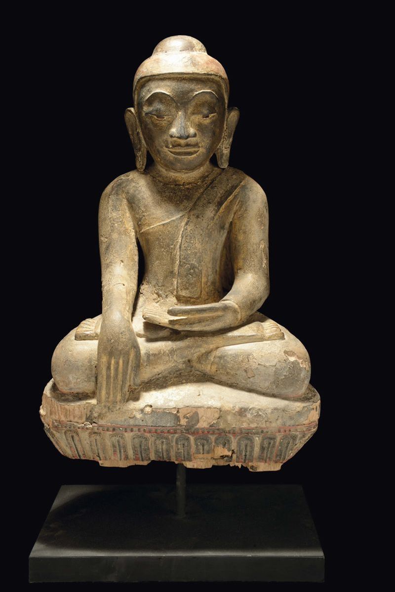 Figura di Buddha in legno su piedistallo seduto su doppio fiore di loto, probabilmente Indonesia, XIV secolo  - Asta Fine Chinese Works of Art - Cambi Casa d'Aste