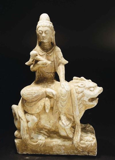 Figura di Amitayus con Ruyi in Pietra Seduto su Cane di Pho, Cina, Dinastia Qing, XIX Secolo