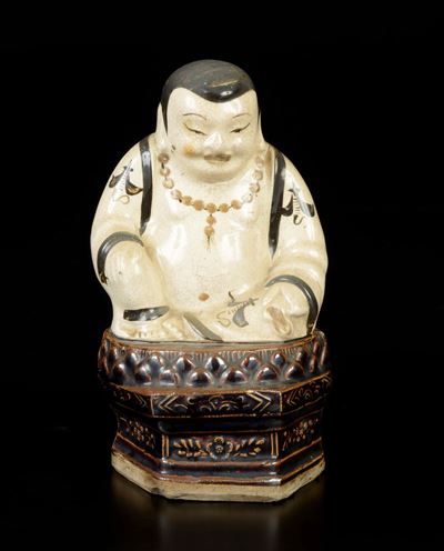 Budai Seduto su Fiore di Loto in Terracotta Smaltata, Cina, XX Secolo